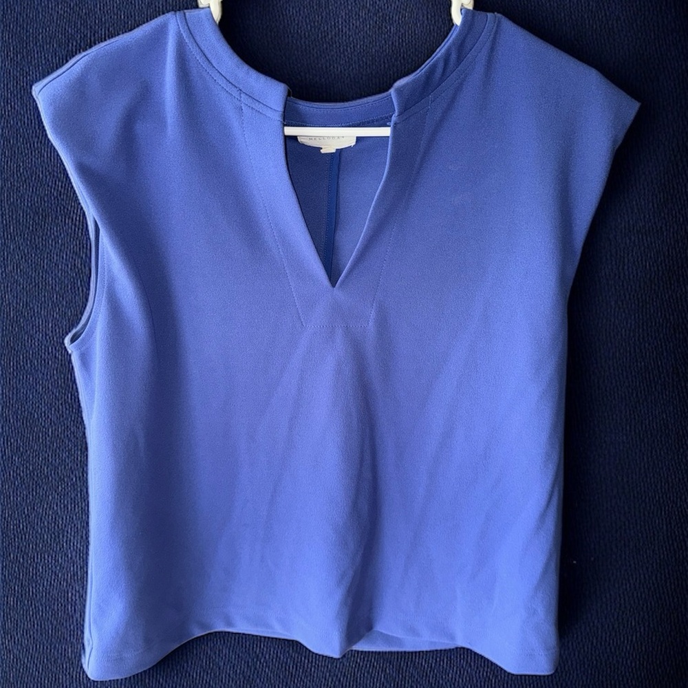 MELLÓDAY SLEEVELESS V-cut blouse